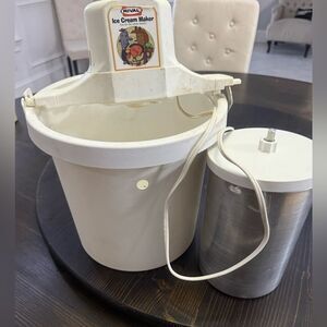 Vintage Rival Ice Cream & Yogurt Freezer Maker Model 8401 Electric 4 Quart